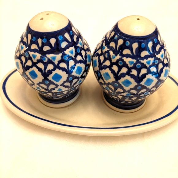 Vintage Boleslawiec Polish Pottery Salt and Pepper Set With Dish - Picture 1 of 1